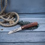 Löwenmesser Mod. 1047 Taschenmesser mit Holzgriff auf maritimem Untergrund