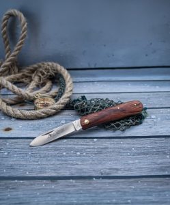 Löwenmesser Mod. 1047 Taschenmesser mit Holzgriff auf maritimem Untergrund