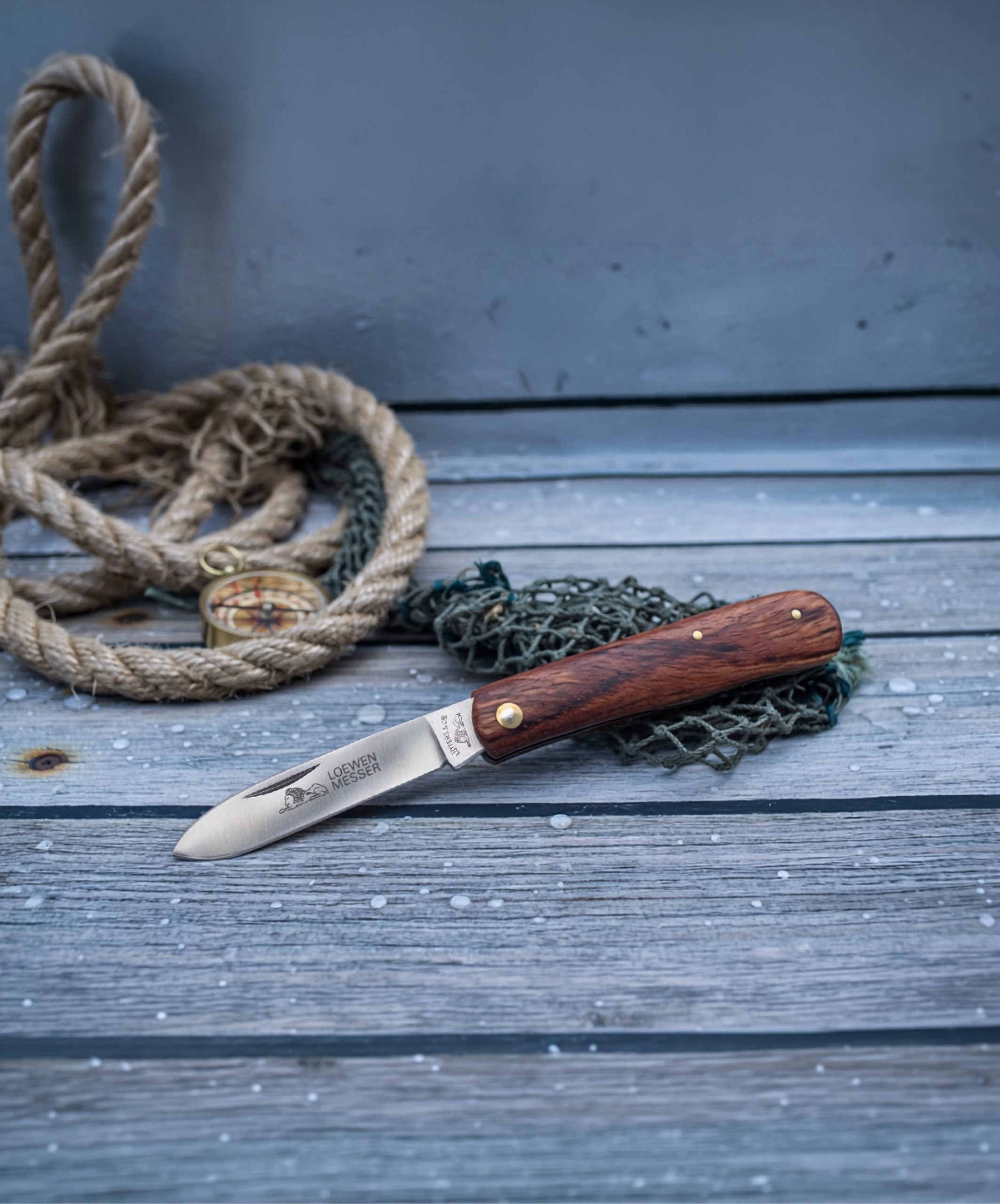 Löwenmesser Mod. 1047 Taschenmesser mit Holzgriff auf maritimem Untergrund
